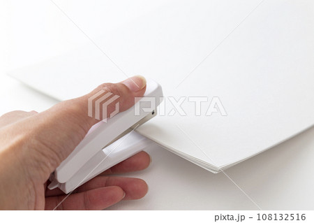 ホッチキスを持つ手元 白バック ホッチキスを持つ手元 白バック 108132516