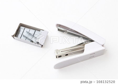 ホッチキスと針　白バック 108132520