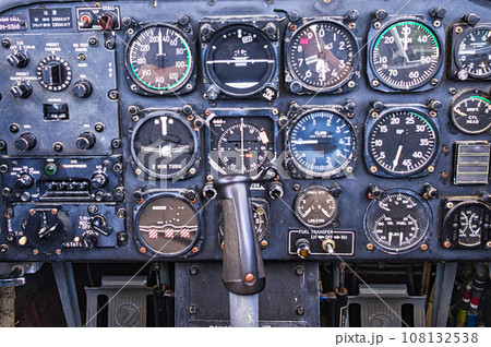 古い戦闘機のコックピット 108132538