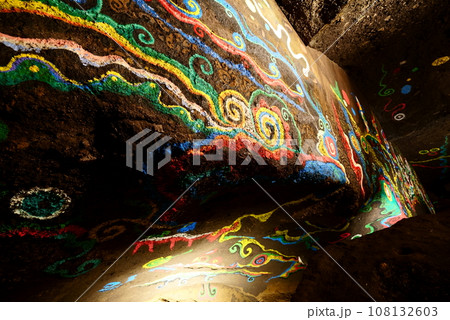 綺麗な模様がある熊襲穴の風景 108132603