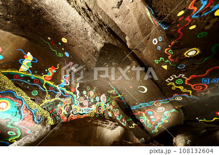 神秘的な熊襲穴 108132604