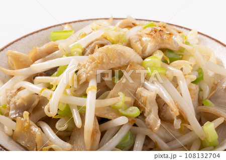 牛モツ　もやしとネギの塩炒め 108132704