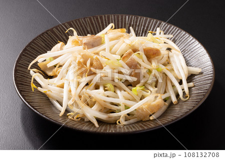 牛モツ もやしとネギの塩炒め 牛モツ もやしとネギの塩炒め 108132708