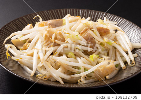 牛モツ　もやしとネギの塩炒め 108132709