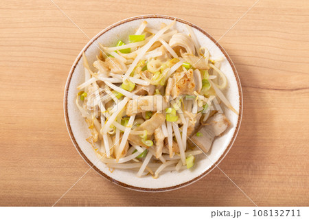 牛モツ　もやしとネギの塩炒め 108132711