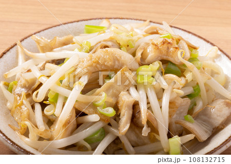 牛モツ　もやしとネギの塩炒め 108132715