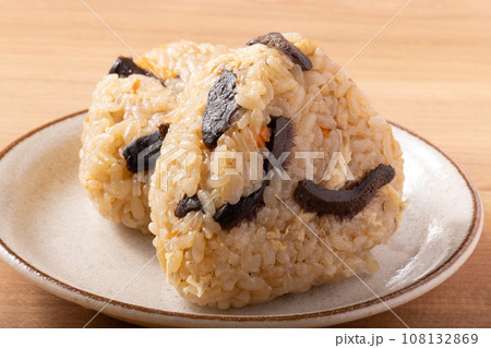 香茸 (コウタケ) 炊き込みご飯のおにぎり 香茸 (コウタケ) 炊き込みご飯のおにぎり 108132869