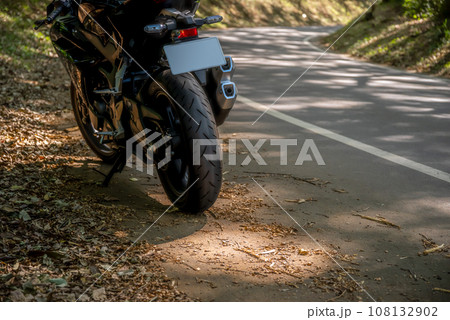 バイクツーリング 林を抜ける道に射す秋の木洩れ日 バイクツーリング 林を抜ける道に射す秋の木洩れ日 108132902