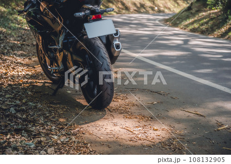 バイクツーリング 林を抜ける道に射す秋の木洩れ日 フィルム調 バイクツーリング 林を抜ける道に射す秋の木洩れ日 フィルム調 108132905