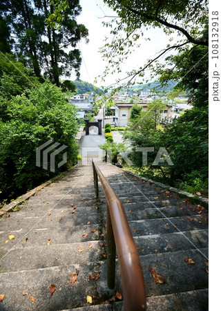 階段の下の凱旋門 108132918