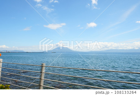 桜島の見える鹿児島湾の海 桜島の見える鹿児島湾の海 108133264