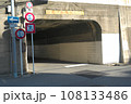 夕暮れ前の高架橋と道路標識 108133486
