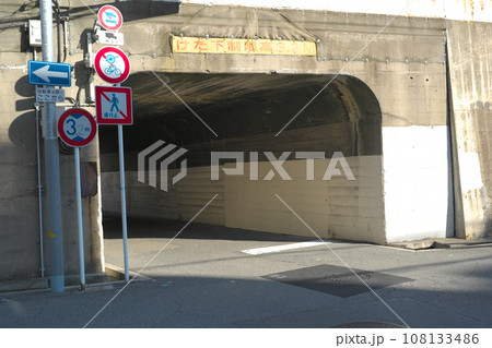 夕暮れ前の高架橋と道路標識 108133486