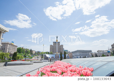 【ウクライナ】首都キーウの中心地「独立広場」に立つ塔と満開のチューリップ畑 【ウクライナ】首都キーウの中心地「独立広場」に立つ塔と満開のチューリップ畑 108133643