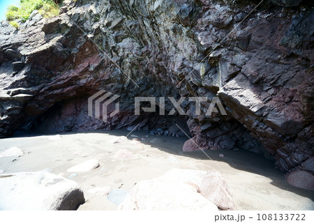複雑な形をした溶岩 108133722