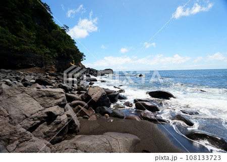 大きな岩が転がる戸ヶ峯海岸の景色 108133723