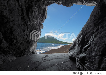 洞窟の中から眺める美しい開聞岳の風景 108133726