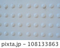 白く塗装されたリベット模様 108133863