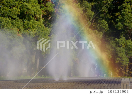 公園の噴水に出来た虹8 公園の噴水に出来た虹8 108133902