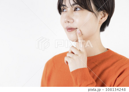 口元を指さししている20代ショートカットの女性 108134248