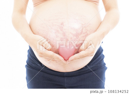 妊娠線と正中線があるお腹に手をあてる臨月の女性 108134252