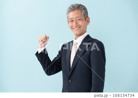 ビジネスマン シニア ガッツポーズ ビジネスマン シニア ガッツポーズ 108134734