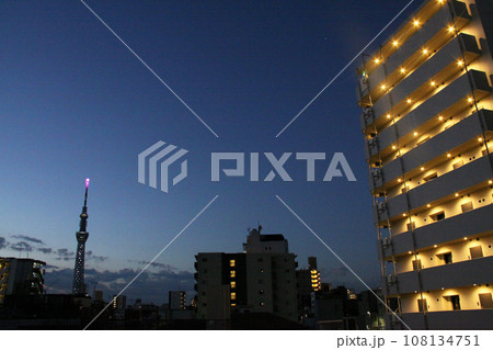 早朝の東京スカイツリーとマンション 108134751