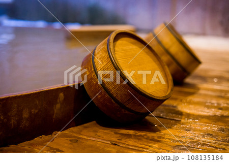 露天風呂　温泉の桶 108135184