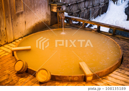 温泉宿の露天風呂 108135189