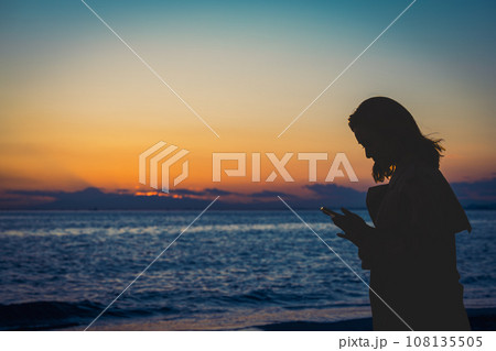 携帯電話、スマートフォンを見る女性 携帯電話、スマートフォンを見る女性 108135505