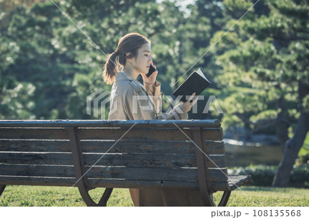 携帯電話、スマートフォンを見る女性 携帯電話、スマートフォンを見る女性 108135568