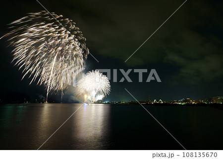 夜空に開く鹿児島の花火大会 夜空に開く鹿児島の花火大会 108135670