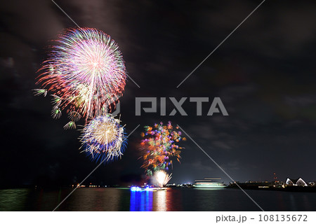 夜空に広がる美しい鹿児島の花火 108135672