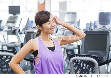 スポーツジムでトレーニングをする若い女性 スポーツジムでトレーニングをする若い女性 108136099