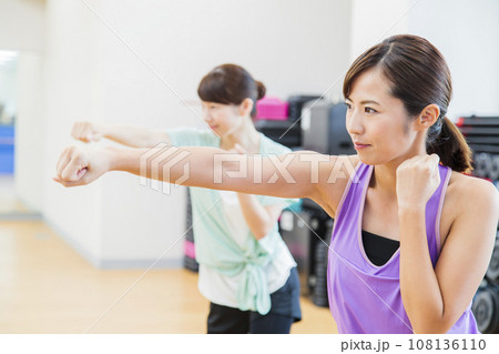 スポーツジムでエアロビをする若い女性 108136110