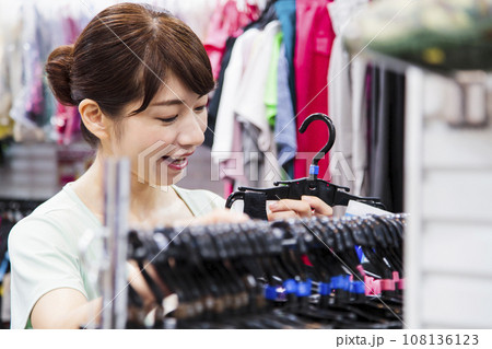 スポーツショップでショッピングをする若い女性 108136123