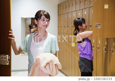 スポーツジムのロッカールームで着替える若い女性 スポーツジムのロッカールームで着替える若い女性 108136133