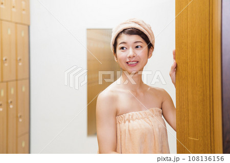 サウナのロッカールームで着替える若い女性 サウナのロッカールームで着替える若い女性 108136156