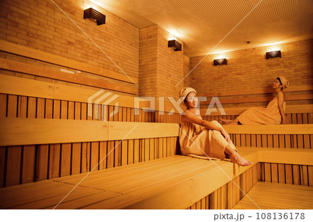 サウナに入る若い女性 108136178