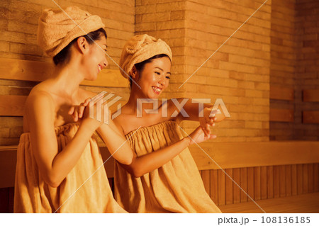 サウナに入る若い女性 108136185