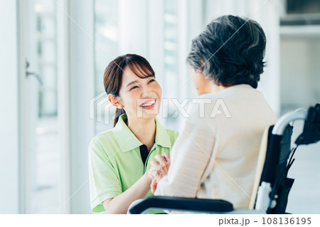 くるまいすのシニアの女性と介護福祉士 くるまいすのシニアの女性と介護福祉士 108136195