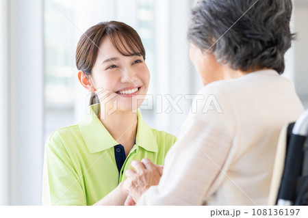 くるまいすのシニアの女性と介護福祉士　 108136197