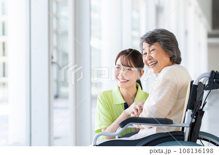 くるまいすのシニアの女性と介護福祉士　 108136198