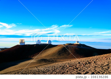 ハワイ島　マウナケア山頂の天文台と夕景 108136286