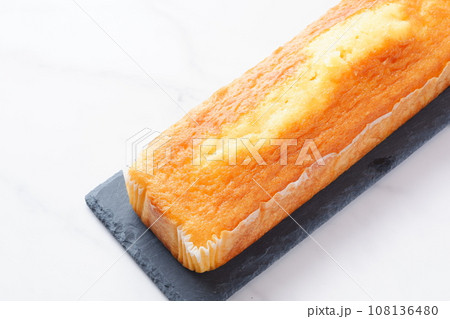 ふんわり、しっとりとした食感でやさしい甘さのパウンドケーキ 108136480