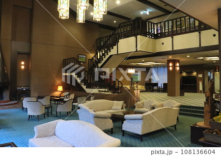 リゾートホテルのラウンジ（長野県安曇野市） 108136604