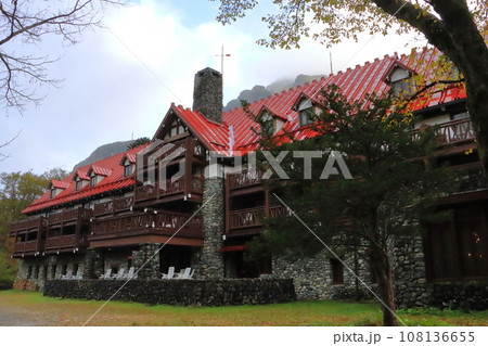 秋のマウンテンリゾートホテル（上高地） 108136655