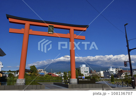 静岡県富士宮市　静岡県富士山世界遺産センターの大鳥居 108136707
