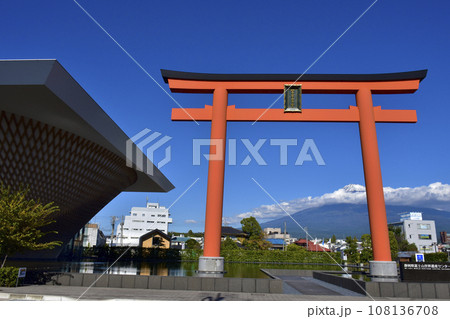 静岡県富士宮市 静岡県富士山世界遺産センターの大鳥居 静岡県富士宮市 静岡県富士山世界遺産センターの大鳥居 108136708