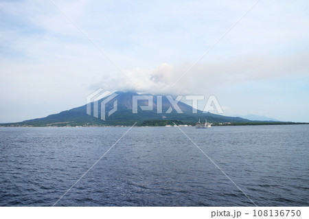 広大な桜島とフェリーの美しい風景 108136750